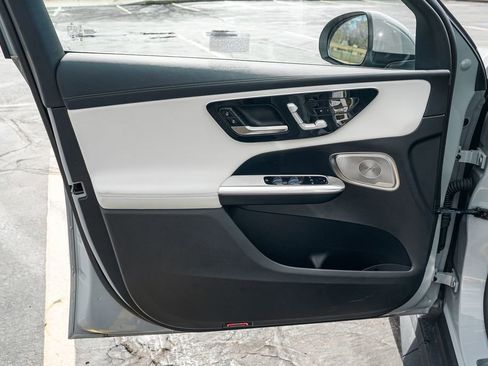 Used 2025 Mercedes-Benz GLC 350e 4MATIC image 9