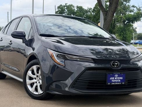 Used 2025 Toyota Corolla LE FWD image 2
