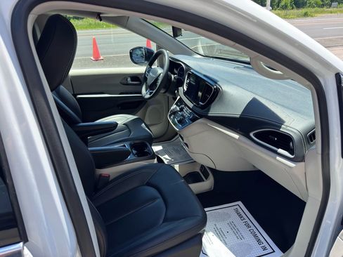 Used 2024 Chrysler Pacifica Limited FWD image 30