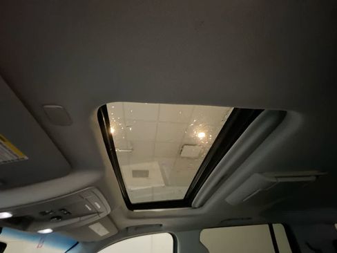 Used 2018 Chevrolet Suburban LT image 22