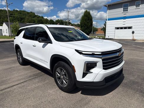 Used 2024 Chevrolet Traverse LT FWD image 7