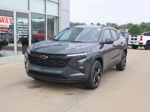New 2026 Chevrolet Trax LT w/ Midnight Edition FWD image 6