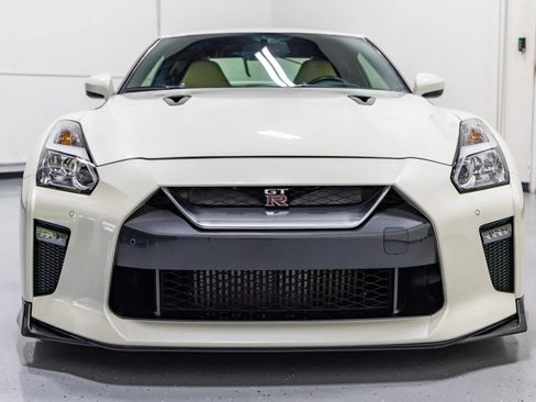 Used 2017 Nissan GT-R Premium w/ Premium Interior Package AWD/4WD image 4