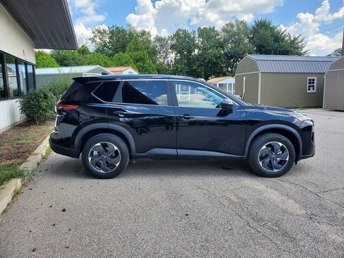 Used 2024 Nissan Rogue SV image 2