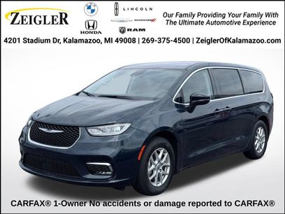Used 2025 Chrysler Pacifica Select