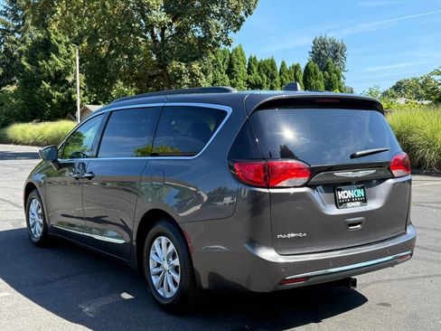 Used 2017 Chrysler Pacifica Touring-L FWD image 4