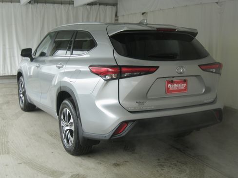 Used 2023 Toyota Highlander XLE image 29