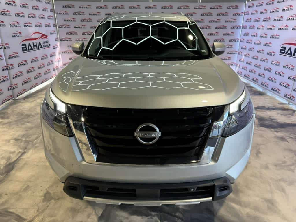 Used 2025 Nissan Pathfinder SL FWD image 4