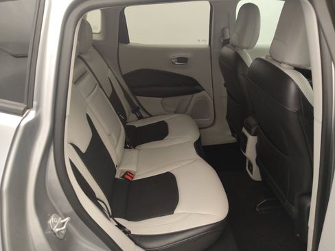 Used 2018 Jeep Compass Latitude FWD image 19