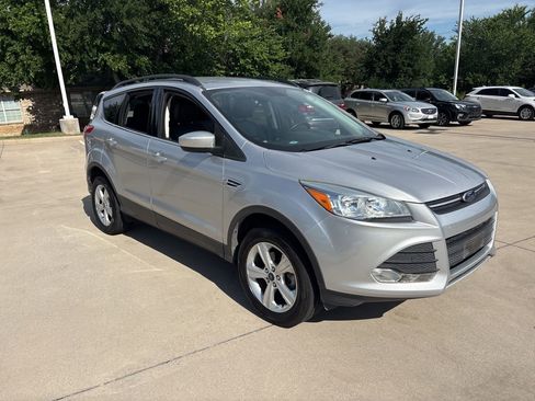 Used 2016 Ford Escape SE w/ SE Leather Comfort Package FWD image 3