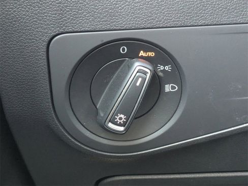 Used 2024 Volkswagen Tiguan SE image 29