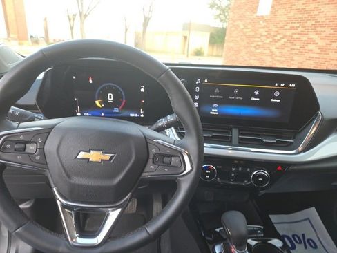 Certified 2025 Chevrolet Trax LT w/ LT Convenience Package image 11