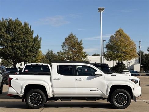 Used 2024 Toyota Tacoma TRD Sport image 3