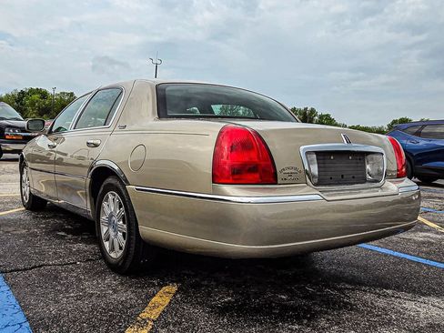 Used 2006 Lincoln Town Car Signature Limited image 4