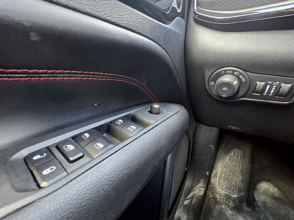 Used 2025 Jeep Compass Trailhawk AWD/4WD image 21