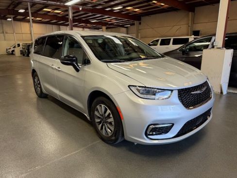 Used 2024 Chrysler Pacifica Limited FWD image 5