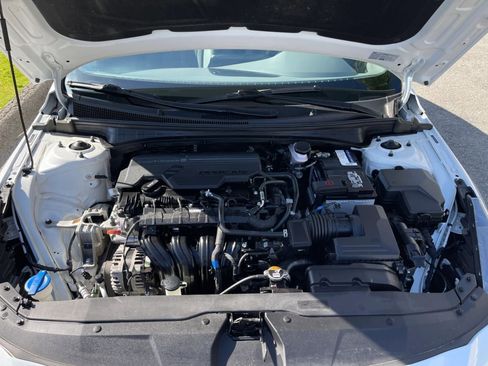 Used 2022 Hyundai Elantra SE FWD image 29