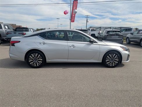 Used 2024 Nissan Altima 2.5 SV image 2