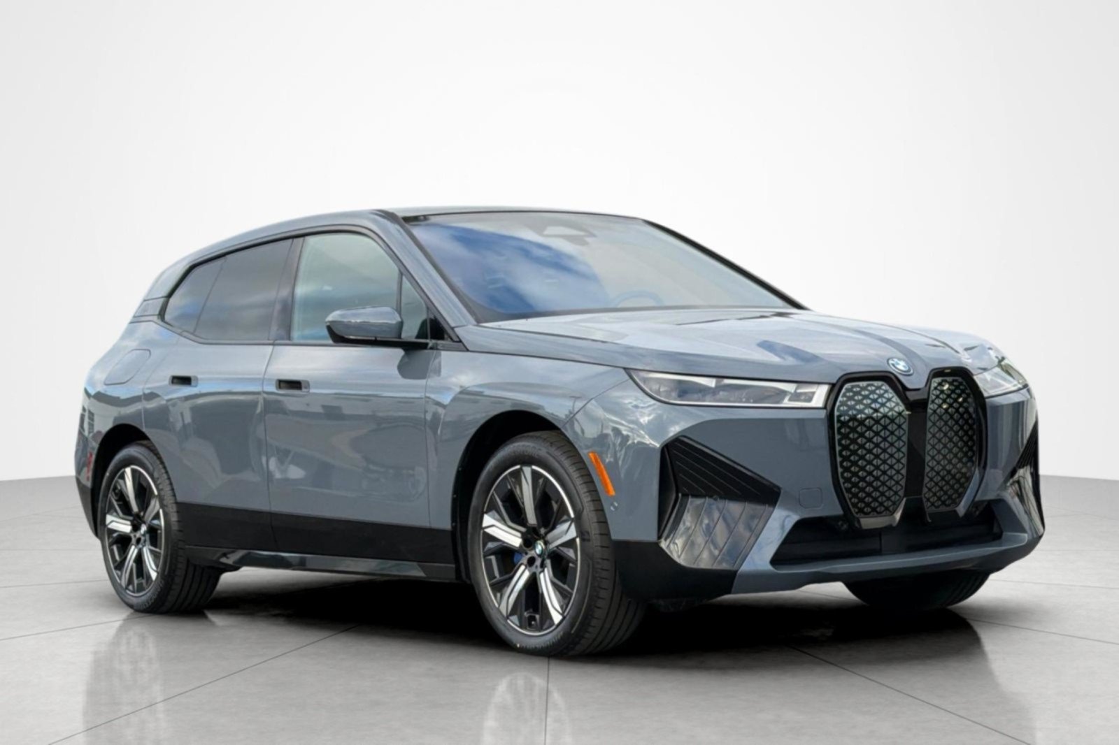 Used 2023 BMW iX xDrive50 w/ Sport Package AWD/4WD image 7