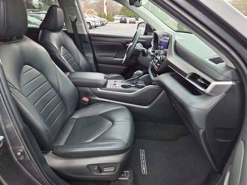 Certified 2023 Toyota Highlander XLE image 16