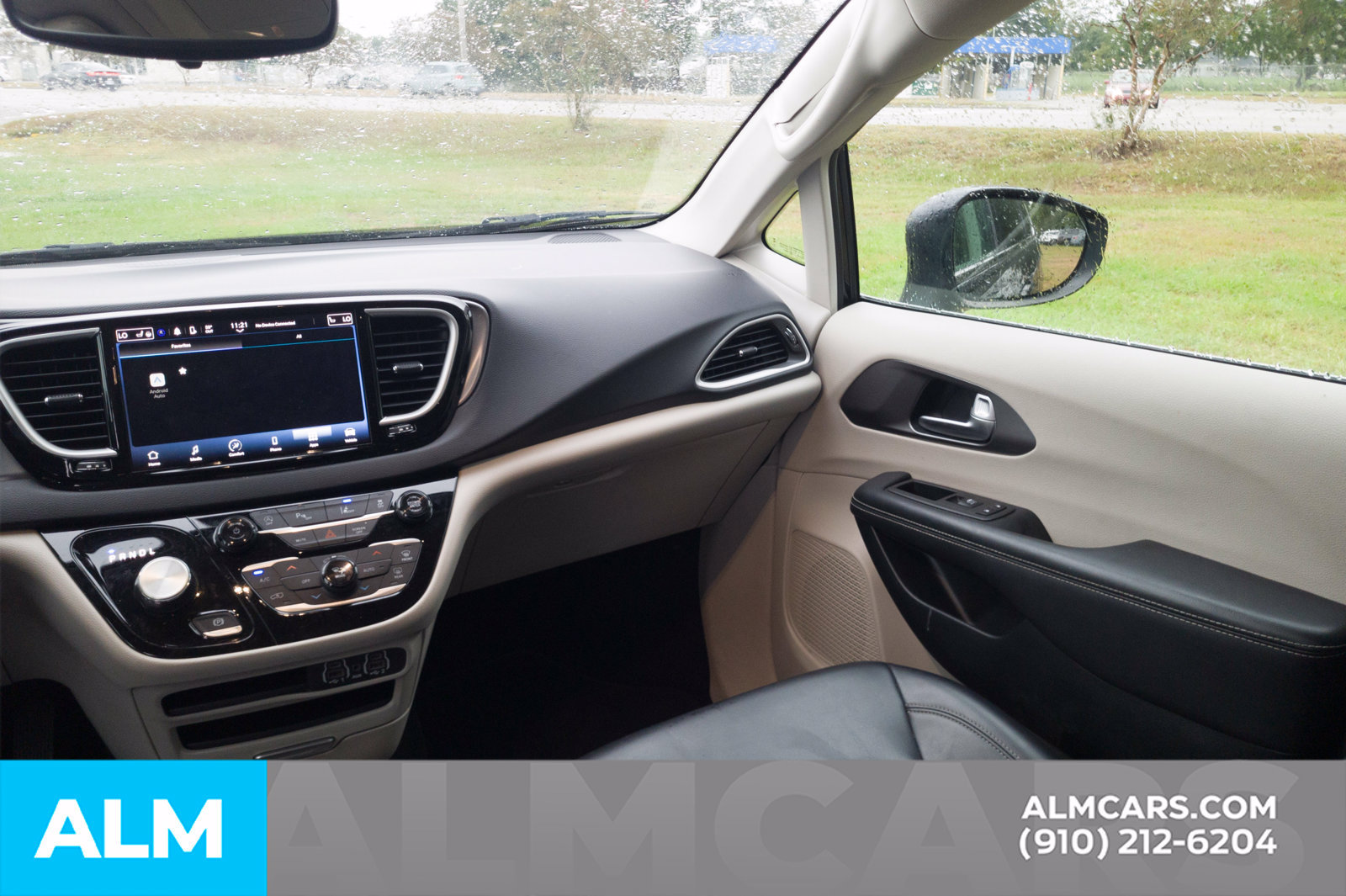 Used 2023 Chrysler Pacifica Touring-L FWD image 9