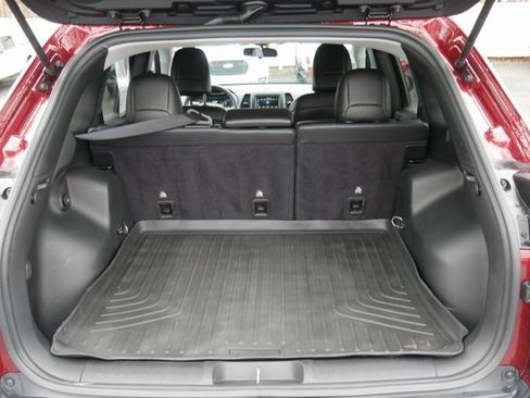 Used 2019 Jeep Cherokee Latitude Plus w/ Cold Weather Group image 9