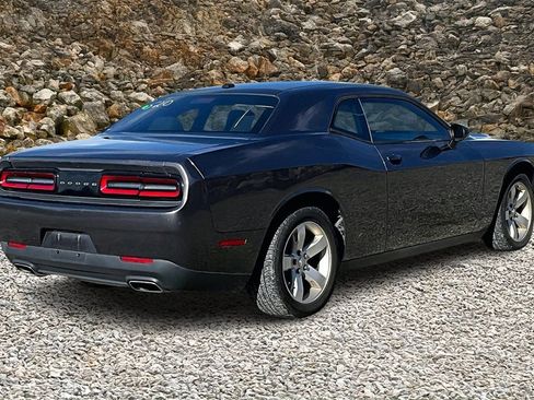 Used 2015 Dodge Challenger SXT image 2
