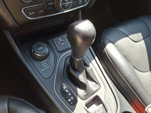 Certified 2022 Jeep Cherokee Latitude Lux w/ Mopar Interior Package image 41