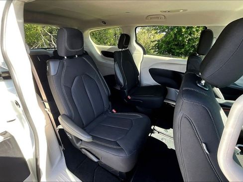 Used 2022 Chrysler Voyager LX image 34