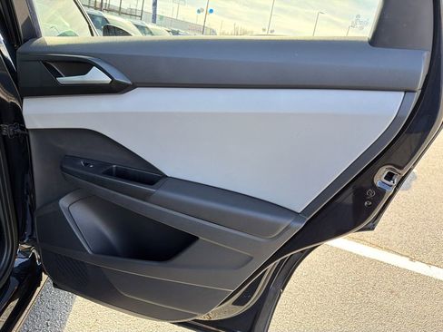 Used 2023 Volkswagen Taos SE w/ Panoramic Sunroof Package image 16