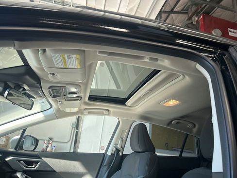 Used 2025 Subaru Crosstrek 2.0i Premium image 5