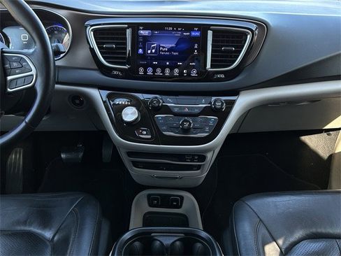 Used 2017 Chrysler Pacifica Touring-L Plus image 17