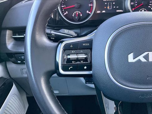 Used 2024 Kia Carnival EX image 23