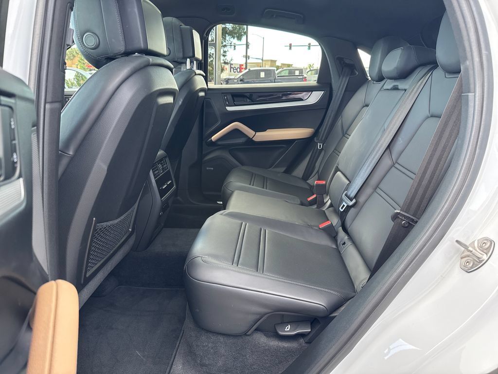 Used 2024 Porsche Cayenne Coupe AWD/4WD image 29