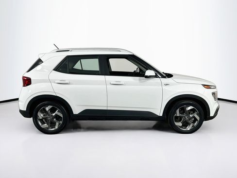 Used 2023 Hyundai Venue SEL FWD image 4
