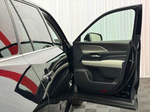 Used 2025 Toyota Grand Highlander AWD image 16