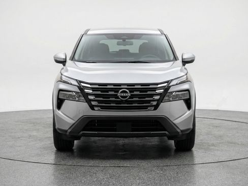 Used 2025 Nissan Rogue SV image 2