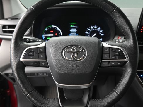 Certified 2023 Toyota Sienna XLE FWD image 27
