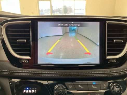 Used 2025 Chrysler Pacifica Limited FWD image 39
