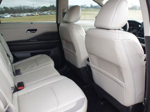 Used 2024 Nissan Pathfinder SL image 16