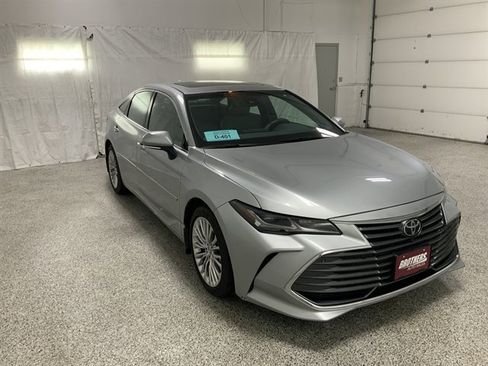 Used 2019 Toyota Avalon Limited image 4