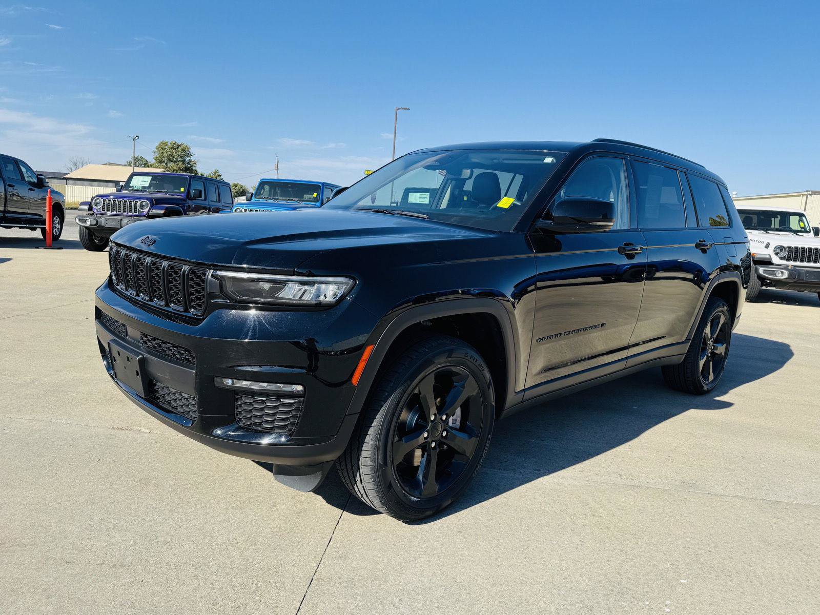 Used 2023 Jeep Grand Cherokee L Limited w/ Black Appearance Package AWD/4WD image 40