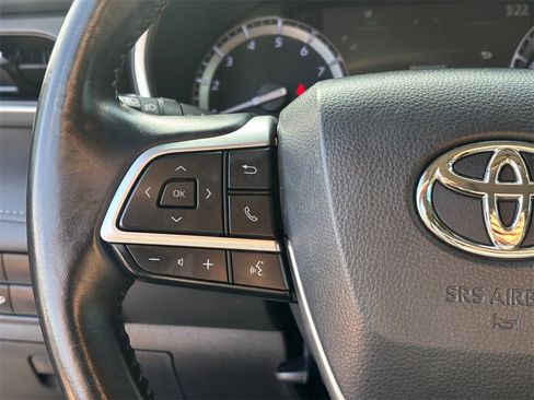 Used 2022 Toyota Highlander XLE image 18