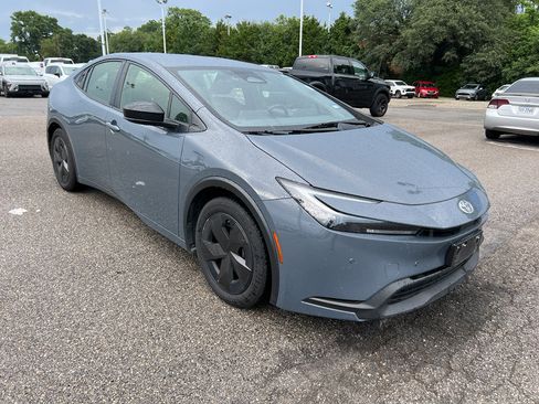 Used 2024 Toyota Prius LE FWD image 3