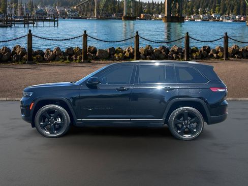 Used 2023 Jeep Grand Cherokee Altitude AWD/4WD image 5