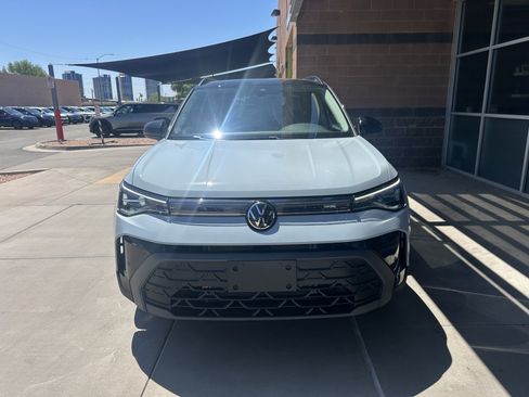 Used 2025 Volkswagen Taos SE AWD/4WD image 9