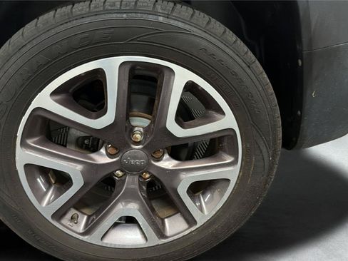 Used 2017 Jeep Renegade Latitude w/ Popular Equipment Group FWD image 24
