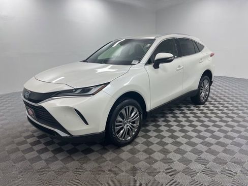 Used 2022 Toyota Venza XLE image 3