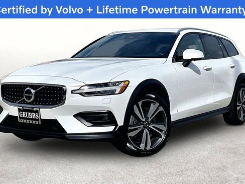 Used 2025 Volvo V60 B5 Cross Country Plus image 15
