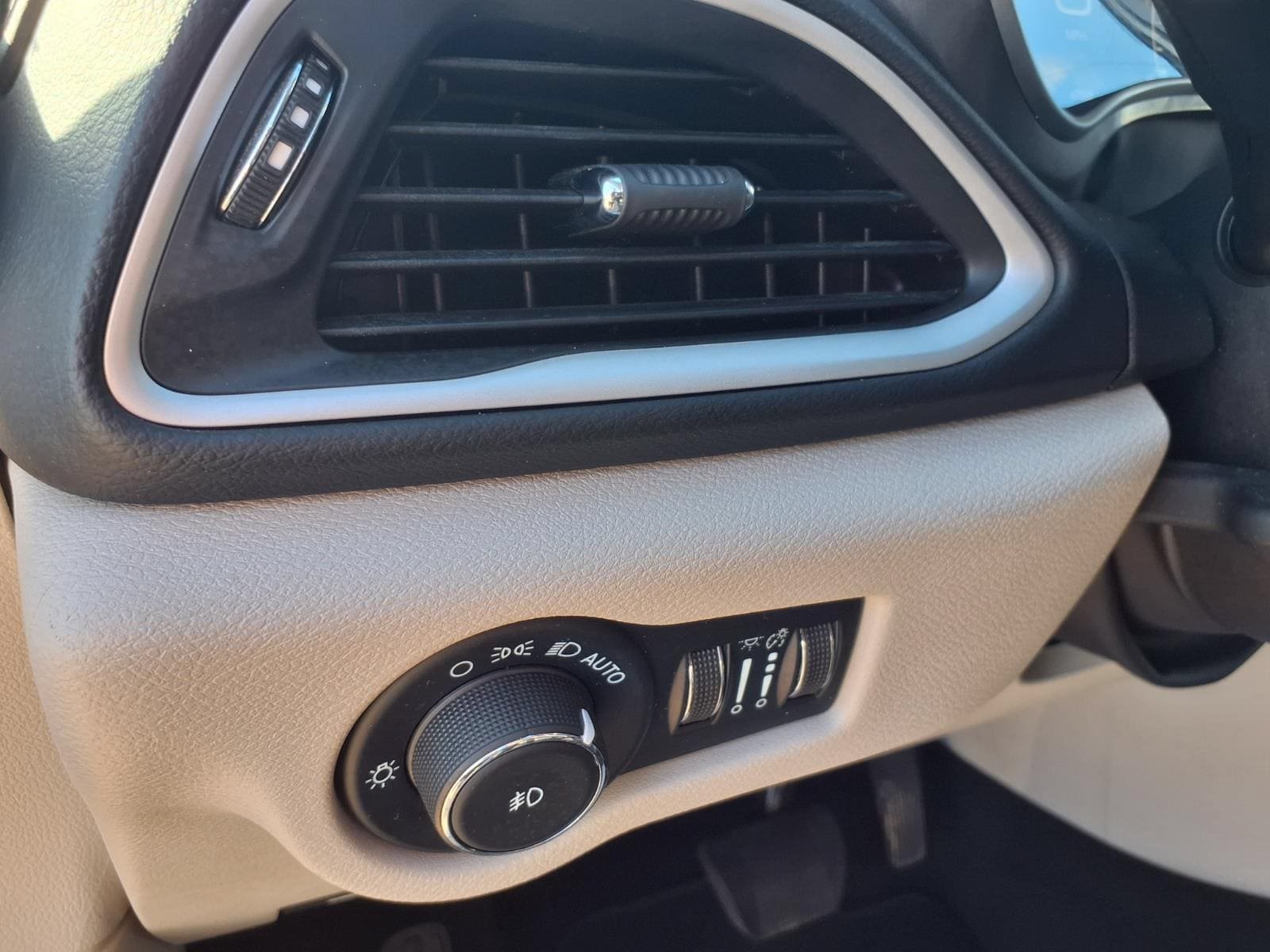 Used 2023 Chrysler Pacifica Touring-L FWD image 16